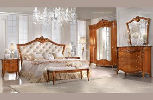 Итальянская спальня Vittoria в орехе, кровать с мягким изголовьем в деревянном резном обрамлении. Пр-во Antonelli Moravio