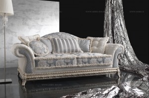 Классический диван Emily / Эмили с резными ножками и резным обрамлением основания