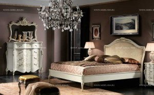Классический белый комод Versailles с зеркалом в интерьере спальни. Фабрика BTC International, Италия