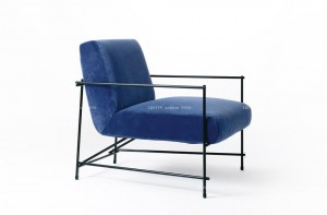 Мягкое дизайнерское кресло Kyo на тонком металлическом каркасе. Ditre Italia, Италия